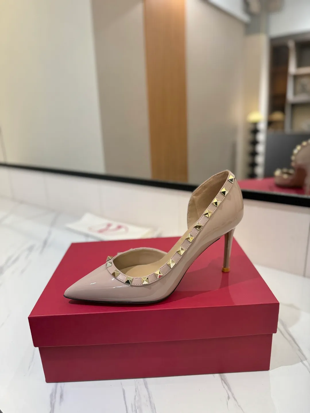 👟👟Ex-factory price 580👟👟 Valentino/Valentino rivet VT classic shoes, top replica! The side curves are perfect, the original molded custom-made rust-free rivets, and the textured hardware bring out a full sense of high-end, giving you a genuine foot feel! The first choice for high-end customers❤️ [Material] Upper: Original imported custom patent leather Lining: Original imported goatskin Outsole: Imported pearlescent leather outsole Heel height: 6.5CM Code number: 35-39 [34, 40, 41, 42 custom-made are not returnable]